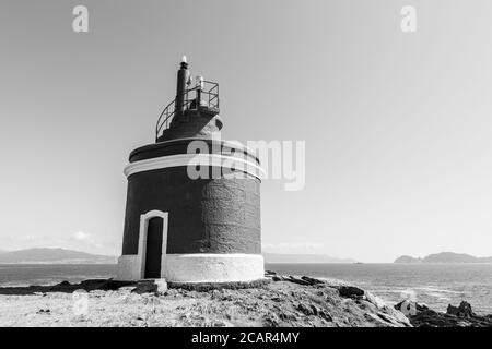 Cangas, Spanien. Der Faro de Punta Robaleira (Leuchtturm von Point Robaleira), in Galicien Stockfoto