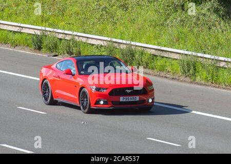 2018 Red Ford Mustang GT Auto; Fahrzeug Verkehr Moving Vehicles, Autos fahren Fahrzeug auf britischen Straßen, Motoren, Fahren auf der Autobahn M6-Netz. Stockfoto