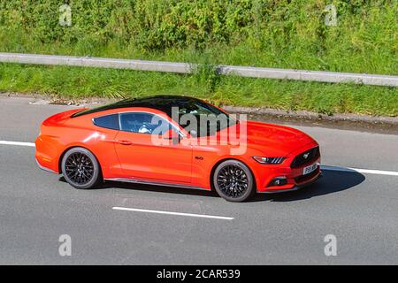 2018 Red Ford Mustang GT 2dr Auto; Fahrzeuge mit Verkehrsbehinderungen, Fahrzeuge, die Fahrzeuge auf britischen Straßen fahren, Motoren, Fahrzeuge auf dem Autobahnnetz der M6. Stockfoto