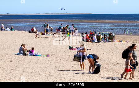 Dundee, Tayside, Schottland, Großbritannien. August 2020. UK Wetter: Die Hitzewelle zieht sich weiter durch Nordostschottland mit einer maximalen Temperatur von 25 Grad Anwohner nehmen den Tag aus, um das herrliche Wetter Sonnenbaden zu genießen und mit Familie und Freunden am Broughty Ferry Strand in Dundee während der Covid-19 Phase 3 entspannte Sperrbeschränkungen zu sein. Kredit: Dundee Photographics/Alamy Live Nachrichten Stockfoto