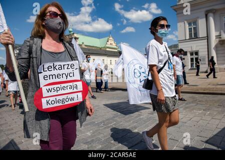 Demonstranten marschieren während der Demonstration mit Gesichtsmasken.Hunderte von Beschäftigten des Gesundheitswesens nahmen an einer Demonstration in Warschau Teil. Der Protest ist eine gemeinsame Initiative von Krankenschwestern, Sanitätern, Ärzten und einer ganzen Gruppe von medizinischen Fachkräften, die sich auf die Idee der Allianz der medizinischen Berufe konzentrieren. Protestierende Mediziner fordern eine Beschleunigung der Ausgaben für den Gesundheitsschutz auf mindestens 6.8% des BIP Lösungen für die Probleme der Schlange demütigend für Patienten und die mangelnde Verfügbarkeit von Dienstleistungen und eine sofortige Reaktion der Politiker auf die Krise im Gesundheitswesen c Stockfoto