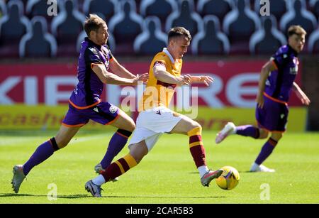 Motherwell's David Turnbull (Mitte) kontrolliert den Ball während des schottischen Premiership-Spiels in Fir Park, Motherwell. Stockfoto