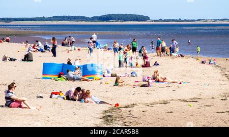 Dundee, Tayside, Schottland, Großbritannien. August 2020. UK Wetter: Die Hitzewelle zieht sich weiter durch Nordostschottland mit einer maximalen Temperatur von 25 Grad Anwohner nehmen den Tag aus, um das herrliche Wetter Sonnenbaden zu genießen und mit Familie und Freunden am Broughty Ferry Strand in Dundee während der Covid-19 Phase 3 entspannte Sperrbeschränkungen zu sein. Kredit: Dundee Photographics/Alamy Live Nachrichten Stockfoto