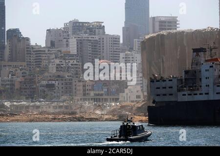 Beirut. August 2020. Beschädigte Gebäude sind am Hafen von Beirut im Libanon, 8. August 2020 zu sehen. Das libanesische Gesundheitsministerium gab am Samstag bekannt, dass 158 Menschen starben und 6,000 verletzt wurden durch die gewaltigen Explosionen, die am Dienstag den Hafen von Beirut heimgesucht haben. Quelle: Bilal Jawich/Xinhua/Alamy Live News Stockfoto