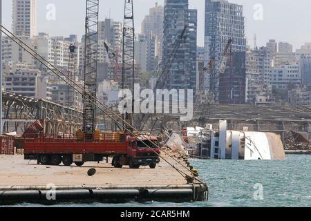 Beirut. August 2020. Beschädigte Gebäude sind am Hafen von Beirut im Libanon, 8. August 2020 zu sehen. Das libanesische Gesundheitsministerium gab am Samstag bekannt, dass 158 Menschen starben und 6,000 verletzt wurden durch die gewaltigen Explosionen, die am Dienstag den Hafen von Beirut heimgesucht haben. Quelle: Bilal Jawich/Xinhua/Alamy Live News Stockfoto