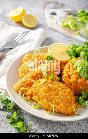 Leckeres paniertes Fleisch mit Cornflakes und Süßkartoffeln Stockfoto