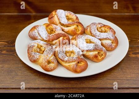 Ein Teller mit Essen auf einem Holztisch Stockfoto