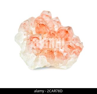 Cluster von Kristallen aus Erdbeerquarz Mineral mit roten Einschlüssen Von Hämatit Nahaufnahme isoliert auf einem weißen Hintergrund Stockfoto