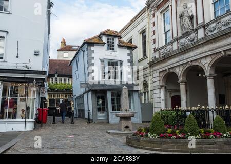 Windsor, Großbritannien. 16. Juli 2020. Das Crooked House of Windsor (c), auch bekannt als das Market Cross House, ist neben der Windsor Guildhall (r) während eines COVID-19 Lockdown Walk abgebildet. Die denkmalgeschützte Klasse II stammt aus dem Jahr 1687 und wurde im 18. Jahrhundert rekonstruiert. Kredit: Mark Kerrison/Alamy Live Nachrichten Stockfoto