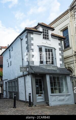 Windsor, Großbritannien. 16. Juli 2020. Das Crooked House of Windsor, auch bekannt als das Market Cross House, ist während eines COVID-19 Lockdown Walk abgebildet. Die denkmalgeschützte Klasse II stammt aus dem Jahr 1687 und wurde im 18. Jahrhundert rekonstruiert. Kredit: Mark Kerrison/Alamy Live Nachrichten Stockfoto