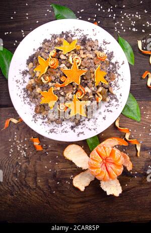 Müsli mit getrockneten Früchten, Mohn, Grapefruit auf Holzgrund Stockfoto