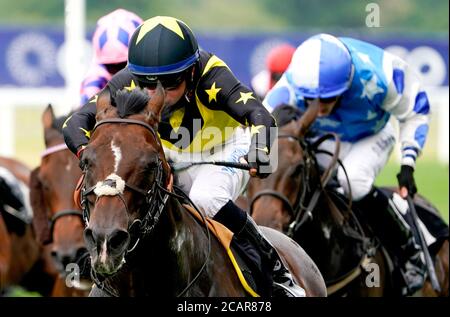 Blue de Vega mit dem Jockey Ray Dawson (vorne) gewinnt das sportliche Handicap auf der Ascot Racecourse. Stockfoto