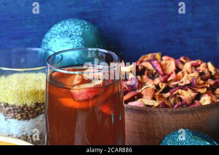 Kompott uzvar trinken aus getrockneten Früchten und Honig. Getrocknete Fruchtkompott in einem Glas. Ukrainisch uzvar konnte heiß oder kalt getrunken werden. Stockfoto