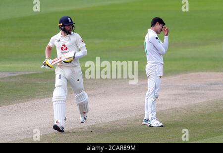 Pakistans Naseem Shah reagiert, als Englands Chris Woakes am vierten Tag des ersten Testmatches im Emirates Old Trafford, Manchester, von seinem Bowlingspiel abhebt. Stockfoto