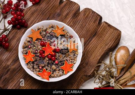 Müsli mit getrockneten Früchten, Mohn, Grapefruit auf Schneidebrett Stockfoto