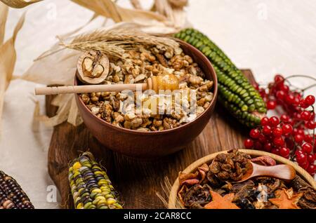 Nüsse und getrocknete Früchte Sortiment auf Holz Hintergrund. Getrocknete Früchte in der Schüssel. Nüsse und getrocknete Früchte Stockfoto