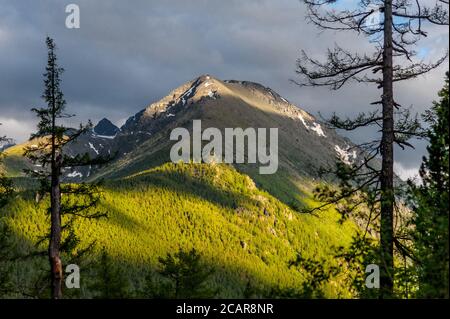 Sonnenlicht fällt auf das Altai-Gebirge durch die Wolken Stockfoto