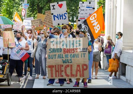 Bristol, Großbritannien. August 2020. NHS-Mitarbeiter und Mitglieder der Öffentlichkeit werden beim marsch durch Bristol für ‘Pay Justice’ dargestellt. Tausende von NHS-Beschäftigten in Städten in ganz Großbritannien nahmen an sozial distanzierten Demonstrationen Teil, um ihrer Wut zu entkräften, dass trotz all ihrer Bemühungen während der Pandemie das NHS-Personal ignoriert und von den kürzlich angekündigten Lohnerhöhungen im öffentlichen Sektor ausgeschlossen wurde. Quelle: Lynchpics/Alamy Live News Stockfoto