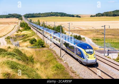 Ein Eurostar e320 Hochgeschwindigkeitszug fährt auf der LGV Nord, der nordeuropäischen Hochgeschwindigkeitsstrecke, von Paris nach London auf dem französischen Land. Stockfoto