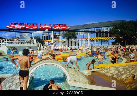 Eine Einschienenbahn, die über die Sun Splash Außenpool im Butlins Minehead. Formal Somerwest Welt, England, UK, ca. 1980 Stockfoto