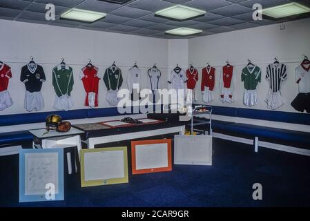 Umkleideraum gefüllt mit verschiedenen Fußballstreifen und Erinnerungsstücken im alten Wembley Stadium, London, England, Großbritannien, um 1980 Stockfoto