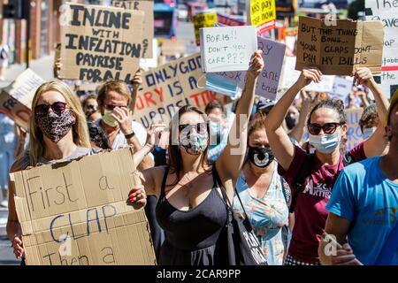 Bristol, Großbritannien. August 2020. NHS-Mitarbeiter und Mitglieder der Öffentlichkeit werden beim marsch durch Bristol für ‘Pay Justice’ dargestellt. Tausende von NHS-Beschäftigten in Städten in ganz Großbritannien nahmen an sozial distanzierten Demonstrationen Teil, um ihrer Wut zu entkräften, dass trotz all ihrer Bemühungen während der Pandemie das NHS-Personal ignoriert und von den kürzlich angekündigten Lohnerhöhungen im öffentlichen Sektor ausgeschlossen wurde. Quelle: Lynchpics/Alamy Live News Stockfoto