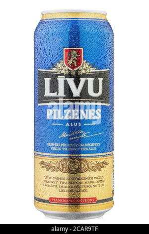 Ukraine, Kiew - Juni 23. 2020: Aluminium Dose Bier Livu Pilzenes, auf weißem Hintergrund. Isolierte Verpackung für Katalog. Wassertropfen. Datei enthält Clip Stockfoto