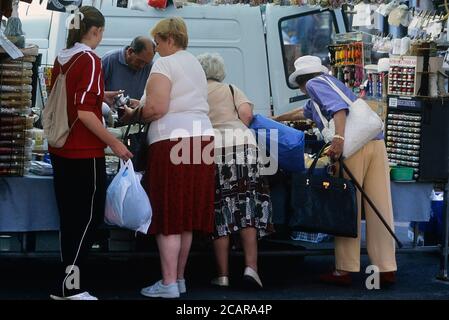 Kunden an einem Kurzwarenstand. Horncastle Market, Lincolnshire, England, Großbritannien Stockfoto