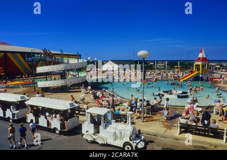 Der alte Freiluft-Spaßpool und Landzug, Butlins Funcoast World, Skegness. Lincolnshire. England. Ca. 1987 Stockfoto