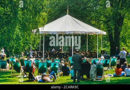 Royal Corps der Concert Band spielen in St. Jame's Park Musikpavillon, London, England, UK, ca. 1980 Stockfoto