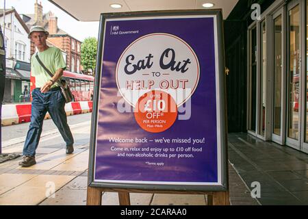 WIMBLEDON LONDON, GROSSBRITANNIEN - 8. AUGUST 2020. Ein Schild "Eat Out to Help Out" im Stadtzentrum von Wimbledon als Teil des Regierungsprogramms zur Unterstützung von Unternehmen und Selbständigen und zur Rückführung der Kunden in Restaurants, um die Wirtschaft während der Coronavirus-Pandemie anzukurbeln. Die staatliche Regelung läuft vom 3. Bis 31. August. Kredit: amer ghazzal/Alamy Live Nachrichten Stockfoto
