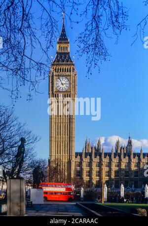 The Houses of Parliament, Big Ben, Elizabeth Tower, vom Parliament Square aus gesehen, London, England, Großbritannien. Ca. 1980 Stockfoto