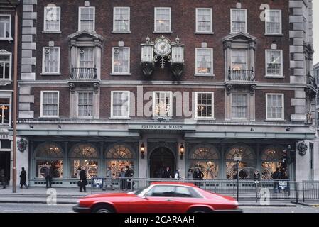 Fortnum & Mason, oder Fortnum's ist ein nobles Kaufhaus in Piccadilly, London, England, Großbritannien. Ca. 1980 Stockfoto