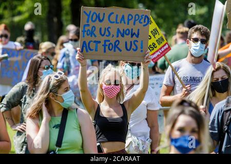 Bristol, Großbritannien. August 2020. NHS-Mitarbeiter und Mitglieder der Öffentlichkeit werden bei der Vorbereitung auf den marsch durch Bristol für ‘Pay Justice’ vorgestellt. Tausende von NHS-Beschäftigten in Städten in ganz Großbritannien nahmen an sozial distanzierten Demonstrationen Teil, um ihrer Wut zu entkräften, dass trotz all ihrer Bemühungen während der Pandemie das NHS-Personal ignoriert und von den kürzlich angekündigten Lohnerhöhungen im öffentlichen Sektor ausgeschlossen wurde. Quelle: Lynchpics/Alamy Live News Stockfoto