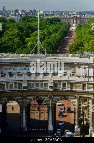 Admiralty Arch, der Mall zum Buckingham Palast, London, England, UK. Ca. 80er Stockfoto