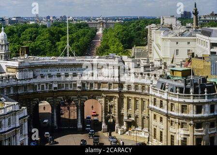 Admiralty Arch, der Mall zum Buckingham Palast, London, England, UK. Ca. 80er Stockfoto