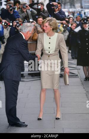 DIANA, PRINZESSIN VON WALES ALS SCHIRMHERRIN, NIMMT AN DER UNTERSTÜTZUNG DES GEALTERTEN INDUSTRIE- UND HANDELSESSEN IM CLARIDGES IN LONDON, GROSSBRITANNIEN, TEIL. Ca. 1989. Stockfoto