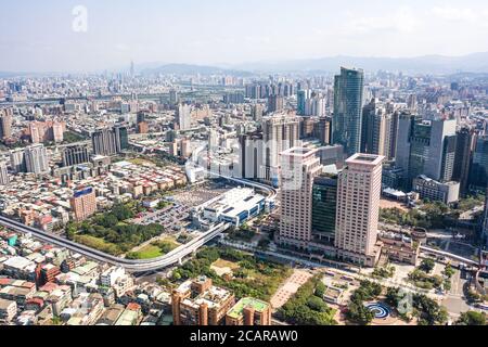 New Taipei City, Taiwan - Feb 1, 2020: Dies ist ein Blick auf das Banqiao Viertel in New Taipei, wo viele neue Gebäude zu sehen sind, das Gebäude in der c Stockfoto