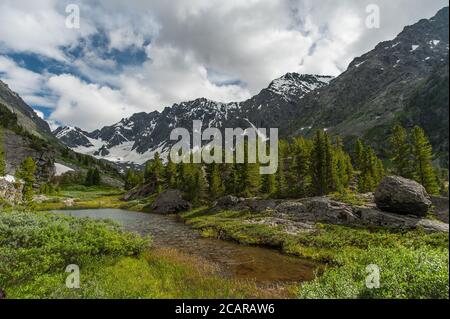 see in verschneiten Bergen im Altai-Gebirge Stockfoto