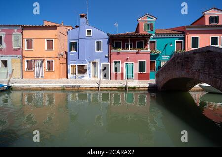 Insel Burano, Lagune von Venedig, Italien, Panorama mit den typischen farbigen Häusern und einer Brücke mit Blick auf einen Kanal im Stadtzentrum Stockfoto