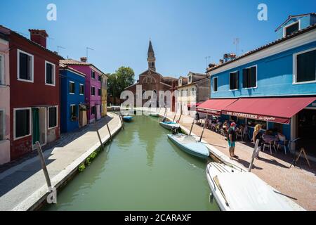 Insel Burano, Lagune von Venedig, Venedig, Italien, die katholische Kirche San Martino mit ihrem schiefen Turm und typischen farbigen Häusern im Stadtzentrum Stockfoto