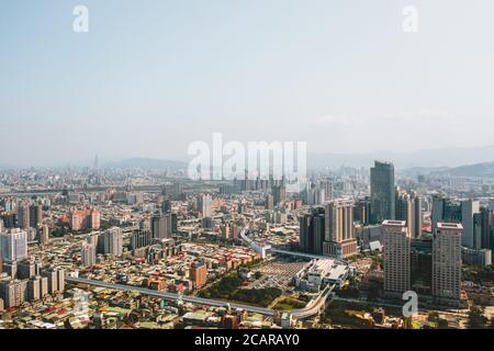 New Taipei City, Taiwan - Feb 1, 2020: Dies ist ein Blick auf das Banqiao Viertel in New Taipei, wo viele neue Gebäude zu sehen sind, das Gebäude in der c Stockfoto