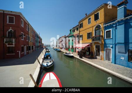 Burano Insel, Lagune von Venedig, Venedig, Italien, Panorama mit den typischen farbigen Häusern mit Blick auf einen Kanal im Stadtzentrum Stockfoto