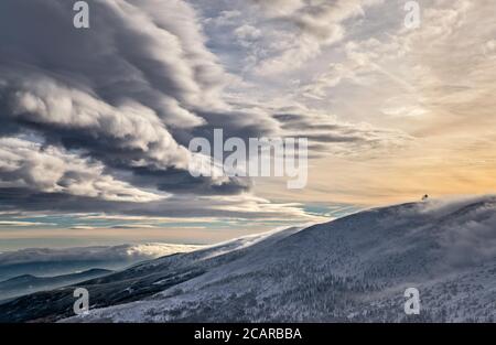 Schwere Sturmwolken im Winter, niedrige Föhn-Windwolken kommen über Labski Szczyt, Berg im Nationalpark Karkonosze, Polen Stockfoto
