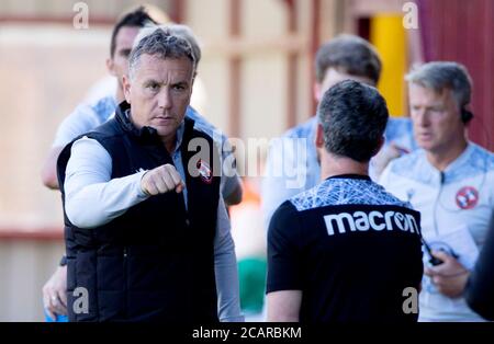 Dundee United Manager Micky Mellon (links) schlägt Motherwell-Manager Stephen Robinson am Ende des schottischen Premiership-Spiels in Fir Park, Motherwell, mit der Faust. Stockfoto