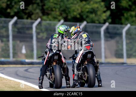 Andrew Irwin von Honda Racing (rechts) feiert mit seinem Bruder Glenn Irwin das erste Rennen der Bennetts British Superbike Championship im Donington Park in Leicestershire. Stockfoto