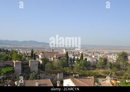 Mirador de San Nicolás mit Blick auf die Alhambra in Granada, Andalusien. Wir können auch den Pico Veleta in der Sierra Nevada sehen. Stockfoto