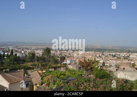 Mirador de San Nicolás mit Blick auf die Alhambra in Granada, Andalusien. Wir können auch den Pico Veleta in der Sierra Nevada sehen. Stockfoto