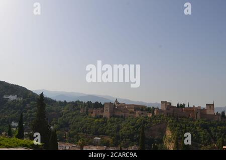 Mirador de San Nicolás mit Blick auf die Alhambra in Granada, Andalusien. Wir können auch den Pico Veleta in der Sierra Nevada sehen. Stockfoto