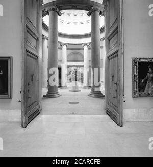 ROTONDA CON COLUMNAS JONICAS Y CUPULA CON CASETONES SOBRE LA ESCULTURA DE CARLOS V EL FUROR DE LEONE Y POMPEO LEONI - B/N - AÑOS 60. AUTOR: JUAN DE VILLANUEVA. ORT: MUSEO DEL PRADO-INTERIOR. MADRID. SPANIEN. Stockfoto